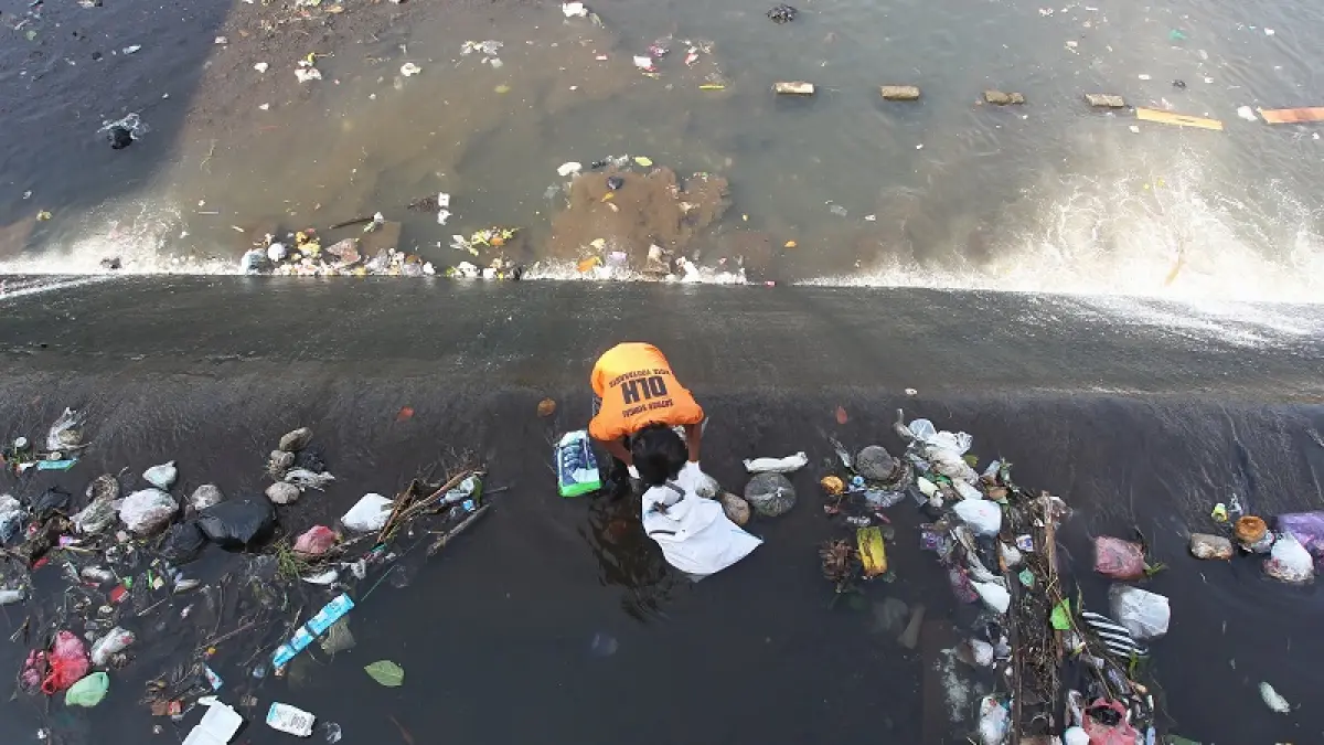 Petugas membersihkan sampah saat peringatan Hari Sungai Nasional di Sungai Code, Kota Jogja, Senin (27/7/2026). Sungai di kawasan perkotaan masih menghadapi persoalan sampah, sehingga kebersihan sungai menjadi tanggung jawab bersama serta mencerminkan budaya masyarakat dalam menjaga lingkungan. Foto: Guntur Aga Tirtana/Radar Jogja 