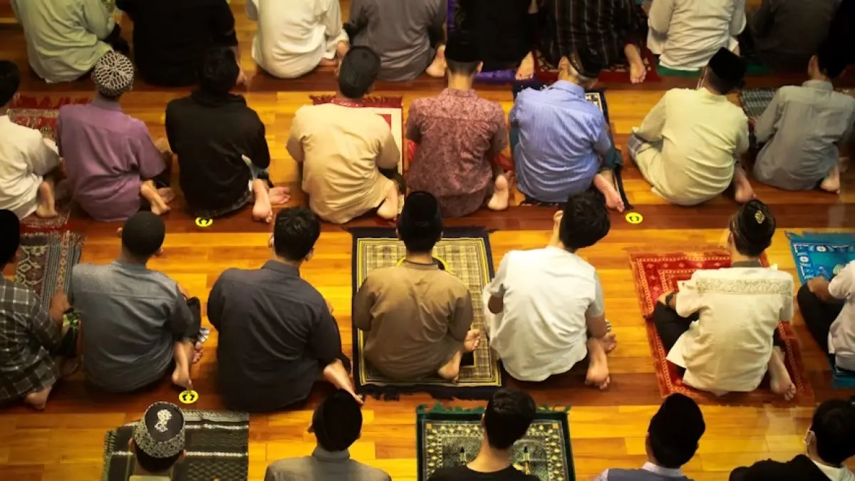 Gerakan tahiyat akhir dalam sholat berjamaah. (Unsplash)
