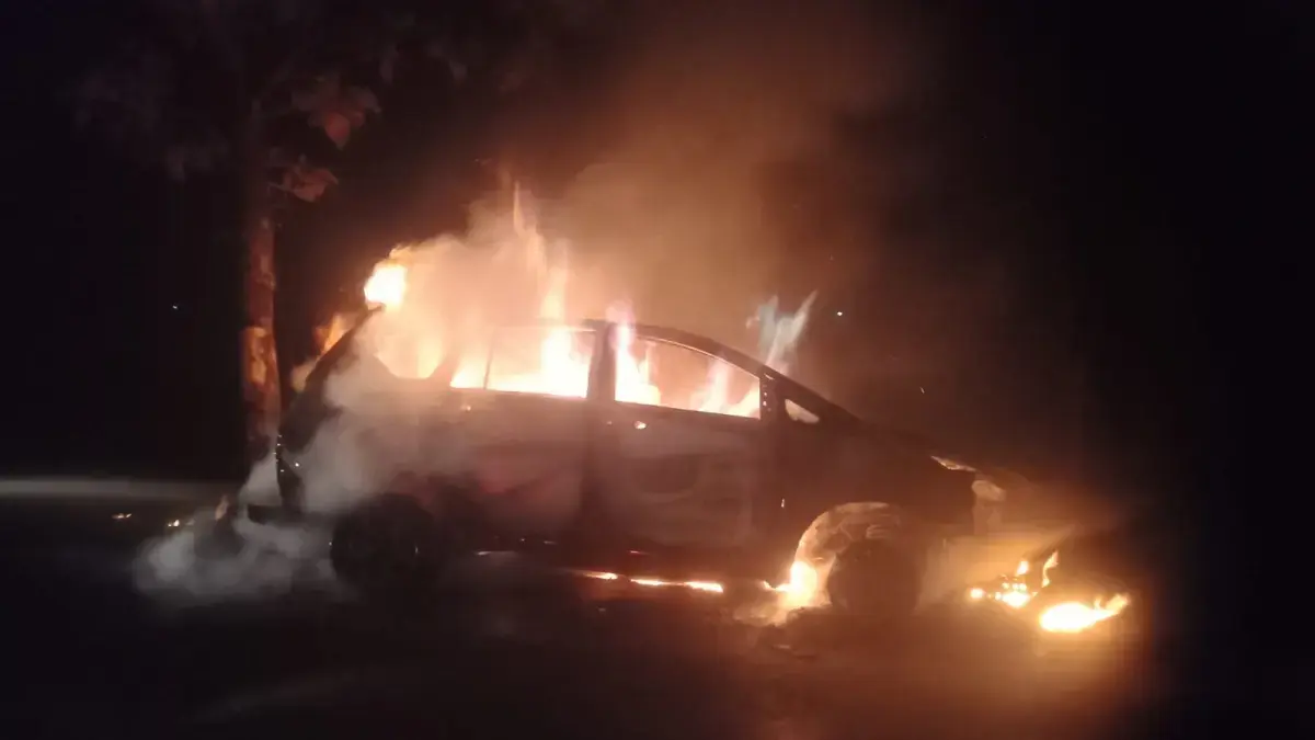 Mobil Toyota Innova Venturer yang mendadak terbakar di jalur Sragen–Tangen, Kecamatan Ngrampal, Sragen, Minggu (26/7). Ahmad Khairudin/Radar Solo