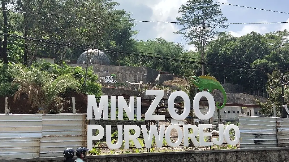 Pengendara sepeda motor melintas di depan Mini Zoo Purworejo. (Dok Radar Purworejo)