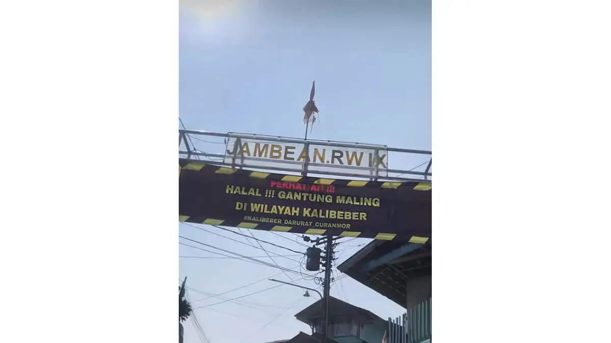 Spanduk bertuliskan "Halal! Gantung Maling di Wilayah Kalibeber" di gapura salah satu gang Kalibeber, Wonosobo. (Tangkapan layar: TikTok/kalibeberupdate)