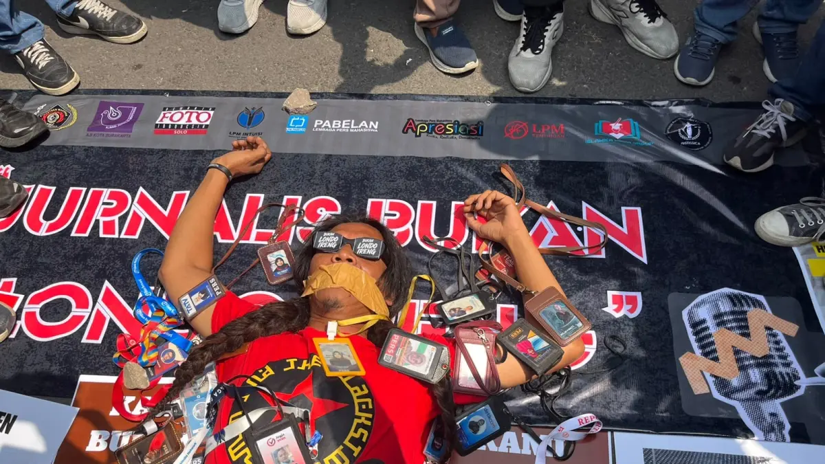 

Aksi Lakban Hitam di Monumen Pers: Wartawan Soloraya Tolak Stigmatisasi "Londo Ireng"
