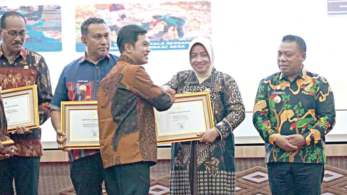 PRESTASI: Bupati Purworejo Yuli Hasuti menerima sertifikat Eliminasi Malaria dari Kementerian Kesehatan pada puncak peringatan Hari Malaria Sedunia, Selasa (28/7). (Dok. Prokopim Purworejo)