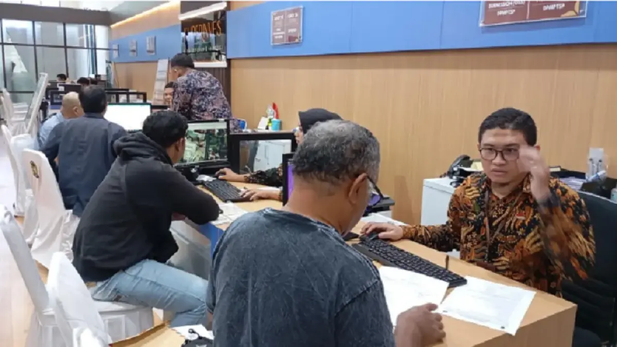 MENGANTRE: Suasana bazar Perizinan dan Unit Reaksi Cepat Konsultasi Persetujuan Bangunan Gedung di Mall Pelayanan Publik Balai Kota Jogja, Selasa (2/6/2026). (IWAN NURWANTO/RADAR JOGJA)