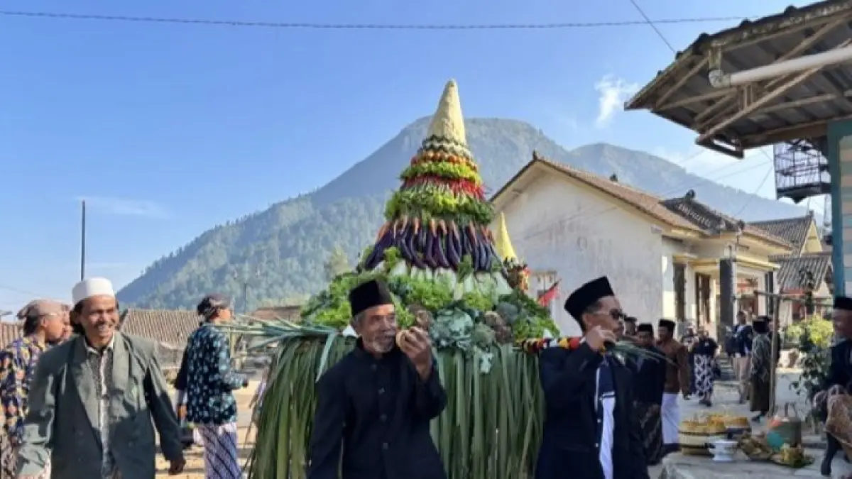 MERIAH: Masyarakat Mantran Wetan, Girirejo, Ngablak, Kabupaten Magelang saat mengikuti tradisi saparan Rabu (29/7). Merti dusun setiap tahun ini digelar layaknya tasyakuran besar-besaran. (NAILA&nbsp;NIHAYAH/RADAR PURWOREJO)&nbsp;
