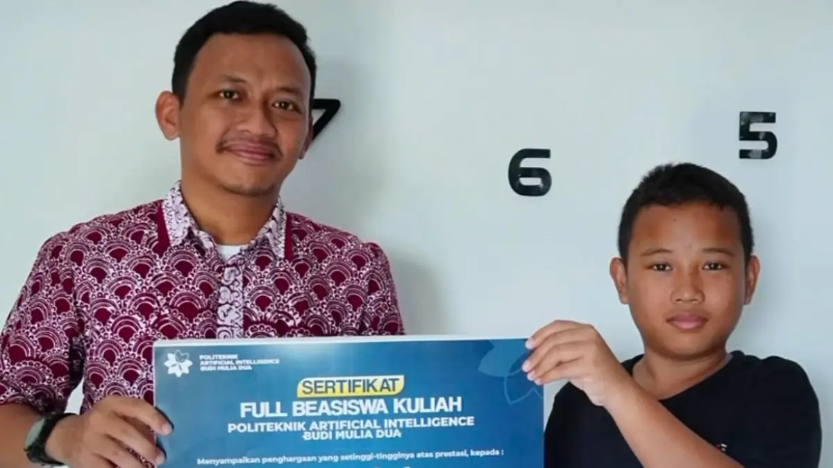 Pihak kampus Politeknik Artificial Intelligence Budi Mulia Dua (PLAI BMD) mengunjungi kediaman Abrar sekaligus memberikan apresiasi berupa beasiswa kampus PLAI BMD. (Instagram/@plaibmd)&nbsp;