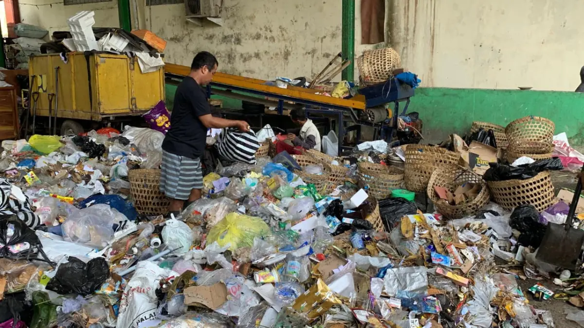 Petugas KSM melakukan pemilahan sampah sebelum dikirim ke TPA Banyuroto.
