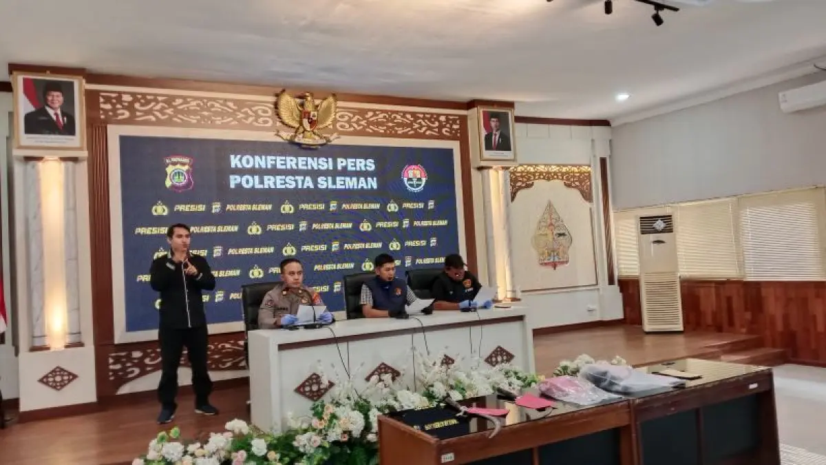 GELAR PERKARA: Jajaran Polresta Sleman saat menunjuukan senjata tajam yang digunakan untuk membuat konten oleh pelajar Jumat (31/7). (Delima Purnamasari/Radar Purworejo)