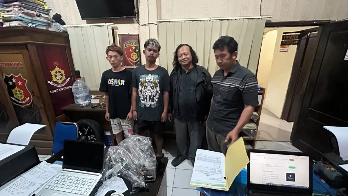 Dua polisi gadungan diamankan ke Satreskrim Polres Sragen. (Foto: Ahmad Khairudin/Radar Solo)
