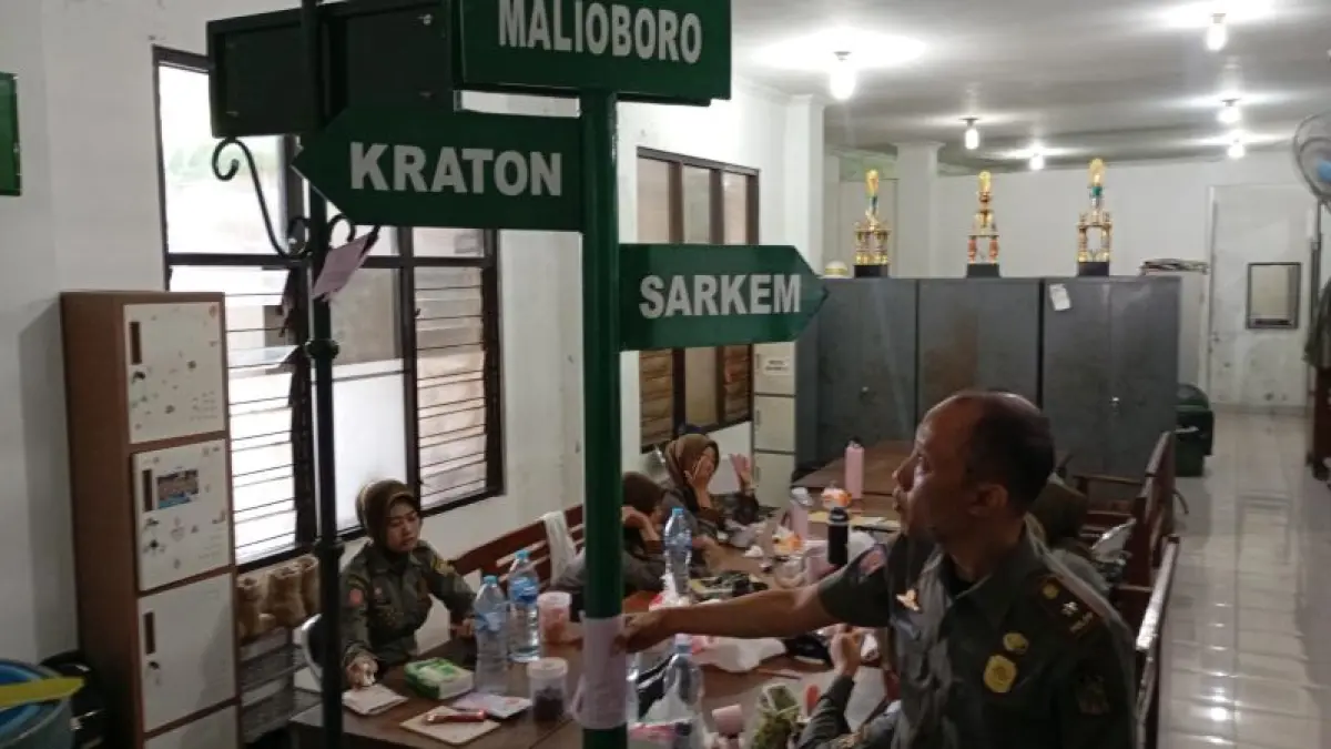 DIAMANKAN:&nbsp;Kepala Seksi Pengendalian Operasional Satpol PP Kota Jogja Yudho Bangun Pamungkas saat menunjukkan plang replika Jalan Malioboro di kantornya Senin (3/8). (IWAN&nbsp;NURWANTO/RADAR PURWOREJO)