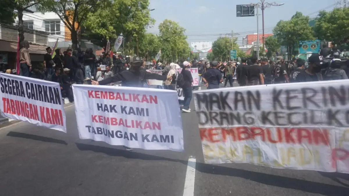 Massa berunjuk rasa di depan Gedung DPRD Kabupaten Klaten penyelesaian kasus PD BKK Klaten, Senin (3/8/2026). (Angga Purenda/Radar Solo)