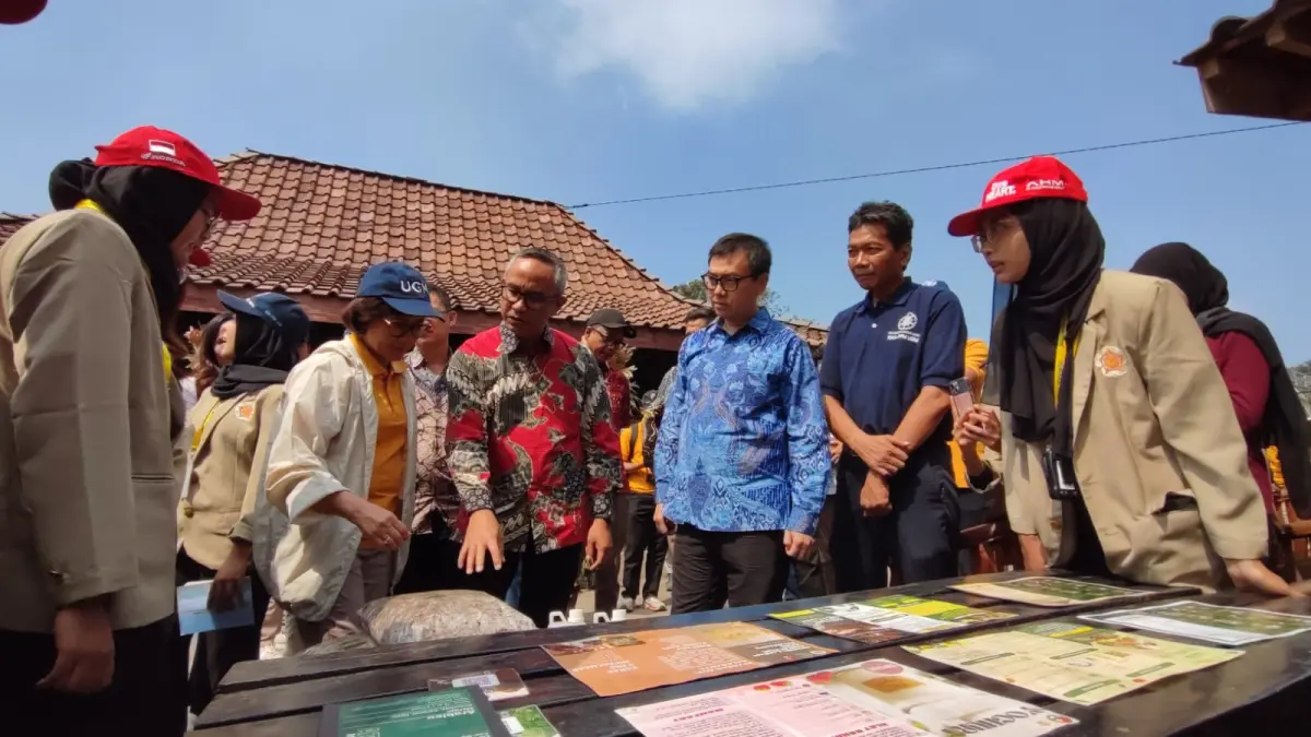 Peresmian Gerbang Ekowisata Kalitalang ini merupakan bagian komitmen Yayasan AHM dalam melanjutkan pengembangan desa yang telah dimulai sejak November 2025 melalui program KKN Tematik Satu Hati bersama Universitas Gajah Mada dan pemerintah wilayah setempat. Hadir dalam peresmian ini Rektor UGM Prof. dr. Ova Emilia, M.Med.Ed., Sp.OG(K)., Ph.D. dan Bupati Klaten Hemanang Wajar Ismoyo, S.I.Kom.&nbsp;