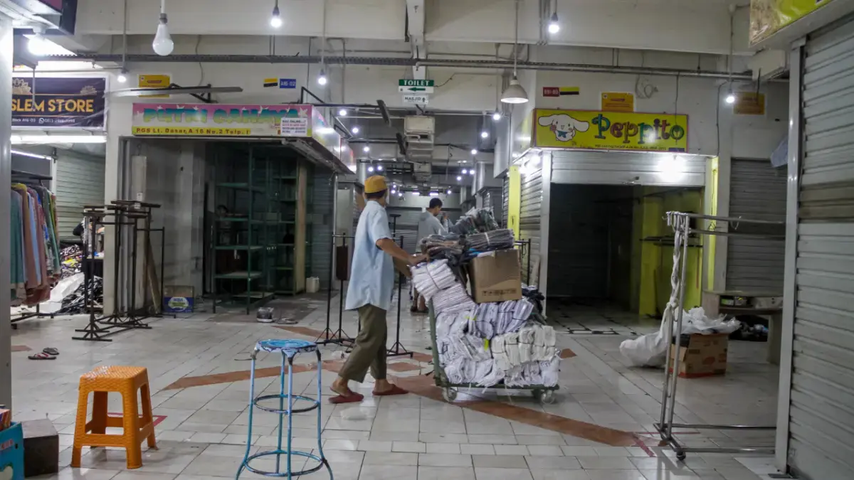 Para pedagang PGS mengusung barang dagangan mereka yang masih tersisa di kios. (M. IHSAN/RADAR SOLO)