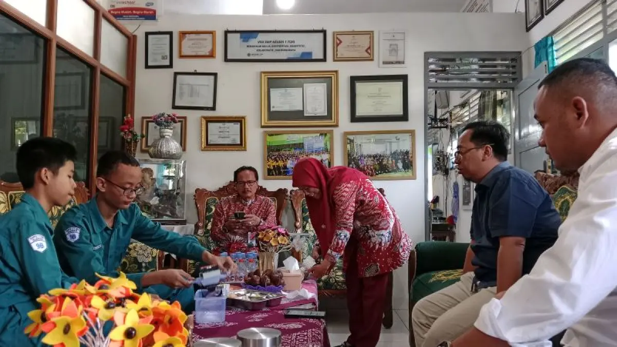TINJAUAN LAPANGAN: Jajaran Komisi D DPRD Sleman saat melihat karya Deterktor MBG milik siswa SMPN 1 Turi Rabu (5/8).&nbsp;(Delima Purnamasari/Radar Purworejo)