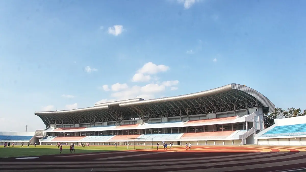 Suasana Stadion Mandala Krida, Kota Jogja, kemarin (6/8). Proses revitalisasi Stadion Mandala Krida menunjukkan perkembangan setelah penandatanganan nota kesepahaman antara DPRD DIY dengan UGM dan rampungnya uji tanah. Foto : Guntur Aga Tirtana/Radar Jogja 
