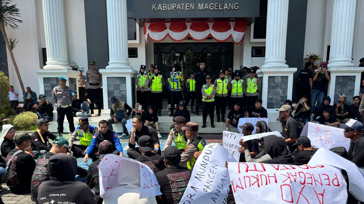 Warga membawa sejumlah poster yang meminta agar kejaksaan segera melanjutkan proses hukum kadesnya atas dugaan tindak pidana korupsi, Kamis (6/8).

