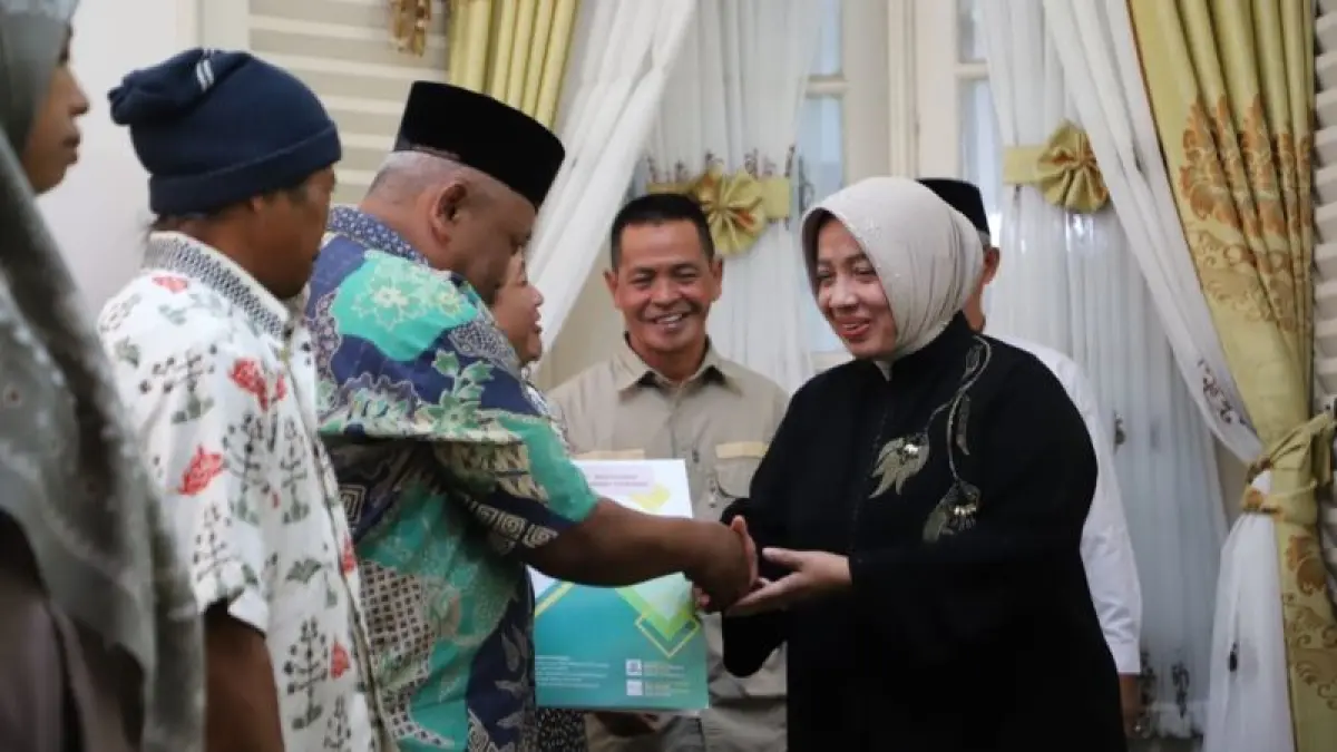 BANTUAN SOSIAL : Bupati Purworejo Yuli Hastuti menyerahkan secara simbolis bantuan 35 unit Rumah Tidak Layak Huni (RTLH) dari Badan Amil Zakat Nasional (Baznas). (Dokumentasi Prokopim Purworejo)