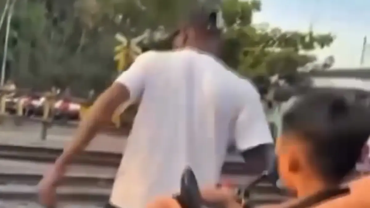 Seorang pemuda  merusak palang pintu perlintasan kereta api di Banyumeneng, Banyuraden, Gamping, Minggu (9/8/2026). (Video IST)