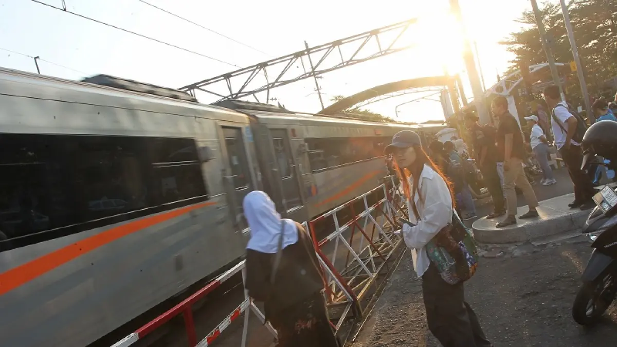 Kereta api jarak jauh melintas di perlintasan kawasan Malioboro, Kota Jogja, kemarin (12/8). Menyemarakkan HUT ke-81 RI, KAI menghadirkan promo tiket KA jarak jauh kelas ekonomi komersial untuk perjalanan 17 Agustus 2026. Foto : Guntur Aga Tirtana/Radar Jogja 