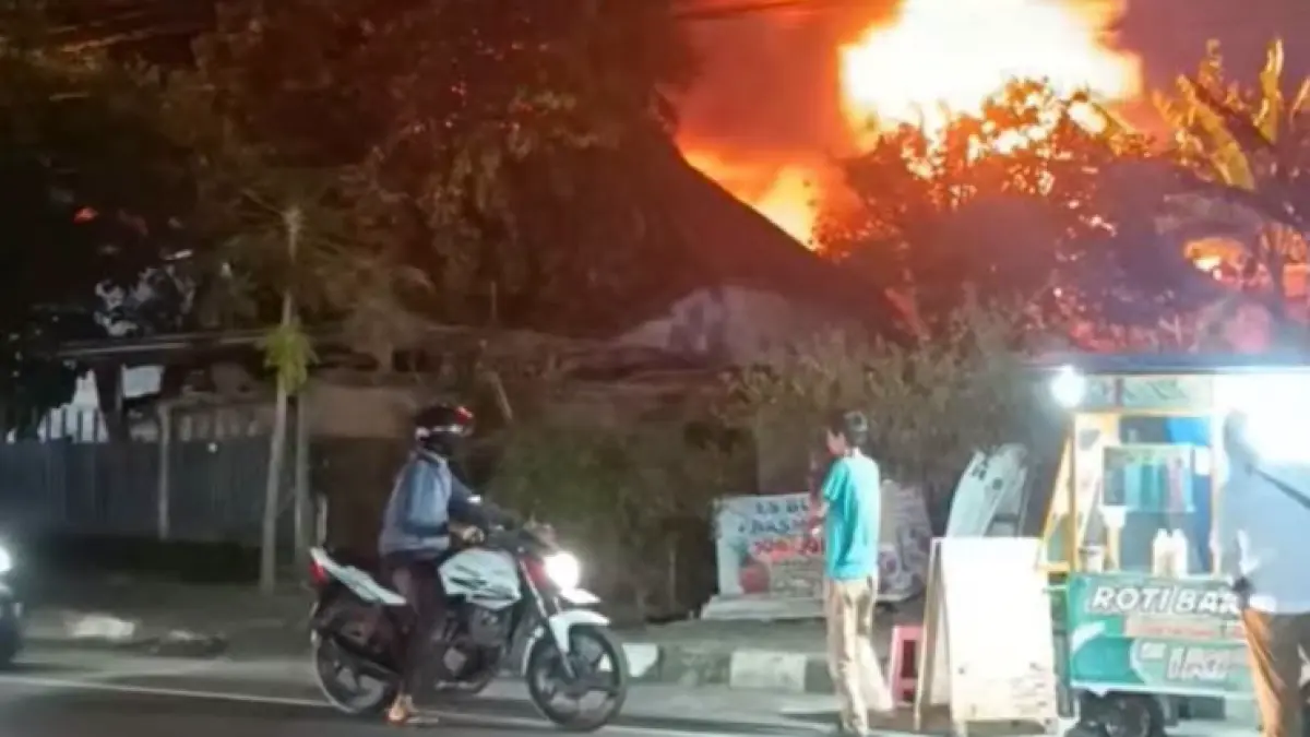 Kebakaran melanda rumah lansia purnawirawan TNI AD, Soekrisno (93) di Jalan Brigjen Katamso, Kelurahan Pangenrejo, Kecamatan Purworejo, Selasa (11/8/2026) malam. (Tangkapan Facecook/INFO 4 Kota)