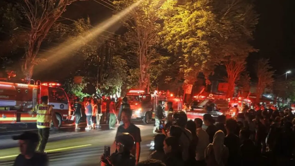Pemadam kebakaran dikerahkan untuk memadamkan kobaran api rumah lansia purnawirawan TNI AD, Soekrisno (93) di Jalan Brigjen Katamso, Kelurahan Pangenrejo, Kecamatan Purworejo, Selasa (11/8/2026) malam. (Tangkapan Facecook/INFO 4 Kota)