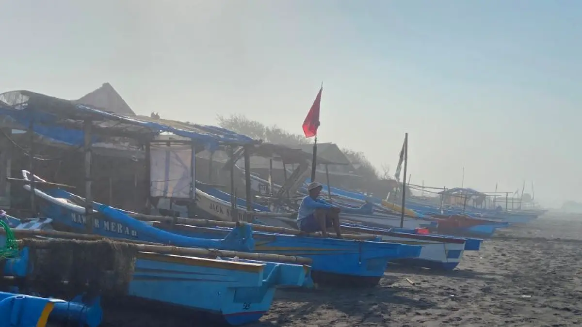 PILIH LIBUR: Salah satu nelayan di Pantai Depok sedang menunggu cuaca kembali normal di bibir pantai Jumat (14/7).&nbsp;(Cintia Yuliani/Radar Purworejo)
