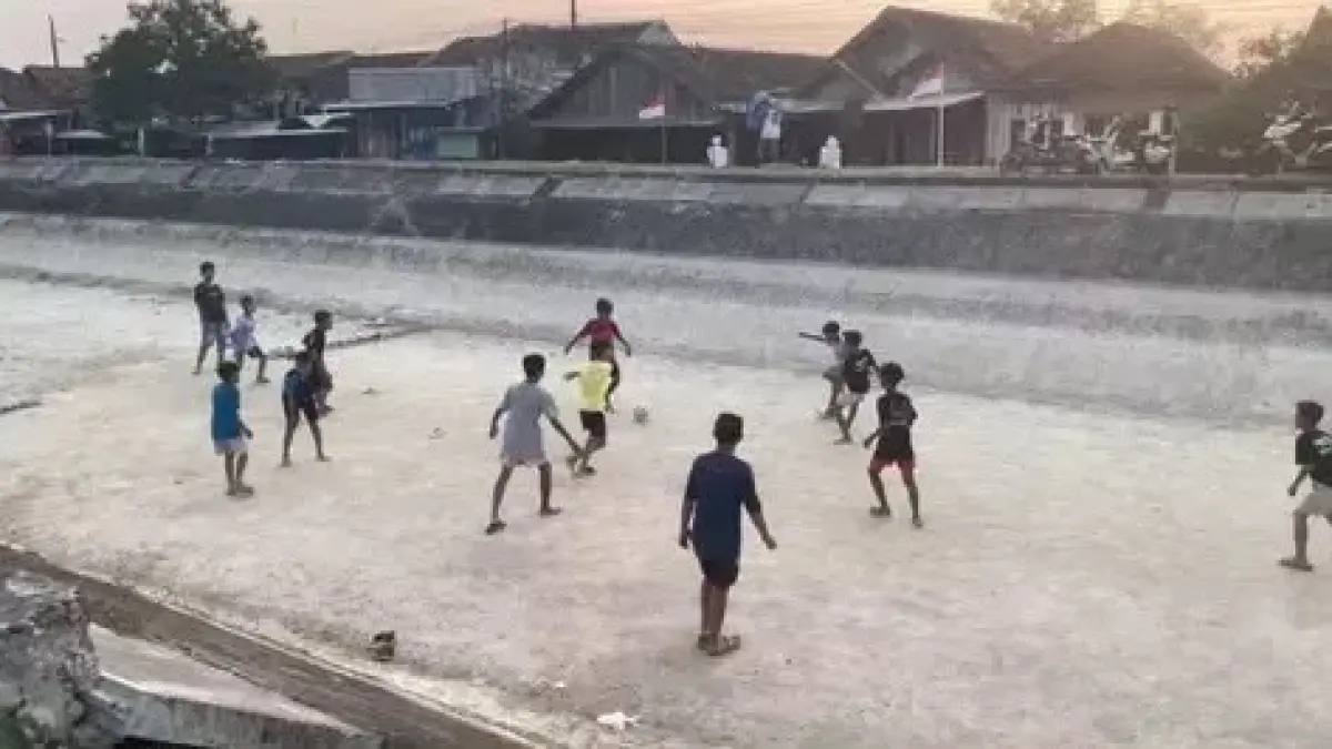 Sungai Klambu Kiri, Desa Sambung, Kecamatan Gajah, Kabupaten Demak, Jawa Tengah.