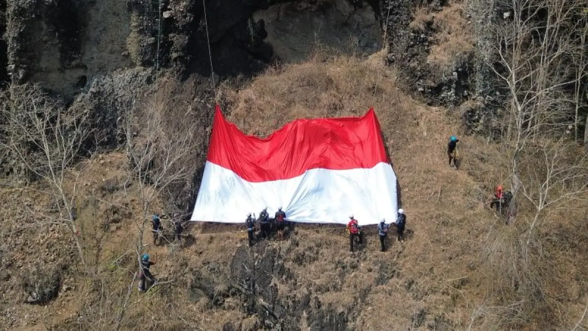 MOMENTUM: Bendera merah putih berhasil dikibarkan di tebing Via Ferrata Selopamioro Minggu (16/8). (Dokumentasi Pengelola Panjat Tebing Via Ferrata)