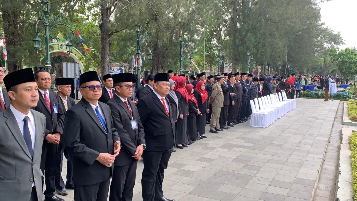 Peserta upacara berbaris di Alun-Alun Wates tak ada sekat antara pejabat dan masyarakat.