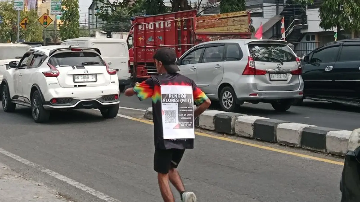 AKSI PENGGALANGAN: Adipapa Kefi Eko Tune saat ditemui tengah berlari di area Ring Road Utara Rabu (19/8). (Delima Purnamasari/Radar Purworejo)