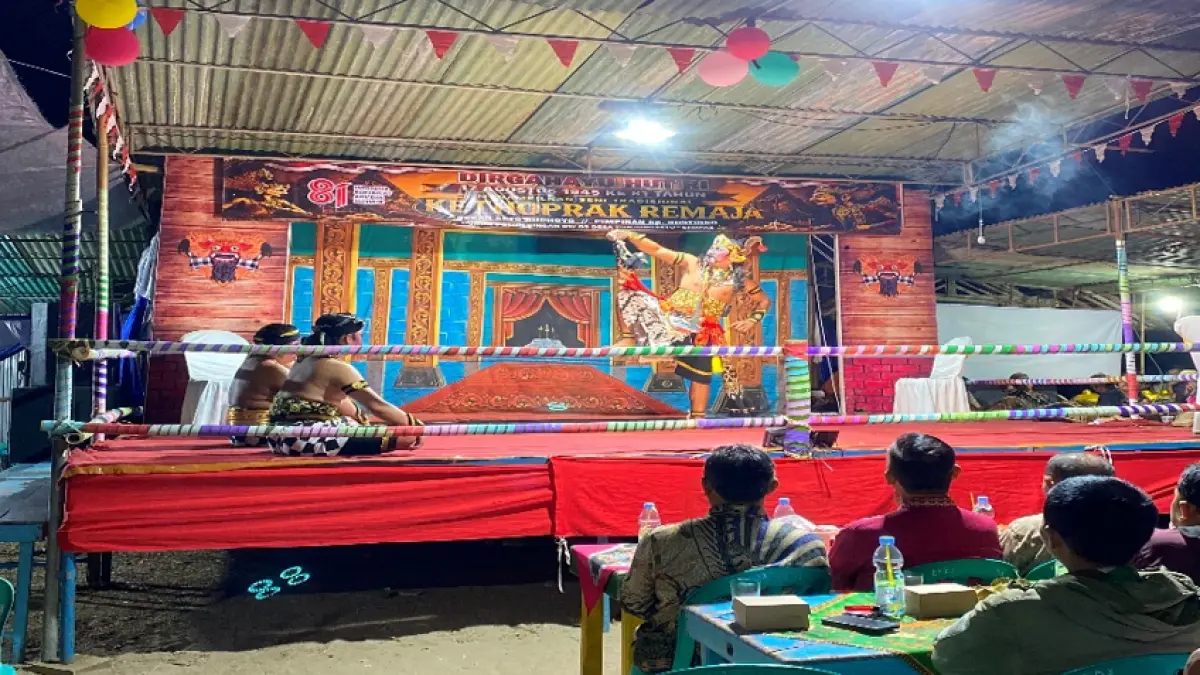 MERIAHKAN HUT RI: Kethoprak Remaja Sekar Seto Budhoyo mementaskan lakon Kembang Cangkok Wijaya Kusuma di Dukuh Petunjungan, RW 03, Desa Tunjungseto, Kecamatan Sempor, Kabupaten Kebumen, Sabtu (15/8/2026).