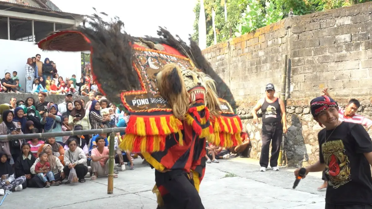 Pertunjukan Reog Krapyak di Destinasi Wisata Kano Kali Pusur Klaten, Jawa Tengah. (Rayhan Nafi Ulwan/Magang Radar Jogja)