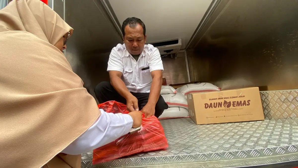 SIMBOLIS: Gubernur DIJ HB X sedang memberikan bantuan kepada korban terdampak di Bangsal Kepatihan, Rabu (19/8/2026). Cintia Yuliani/Radar Jogja