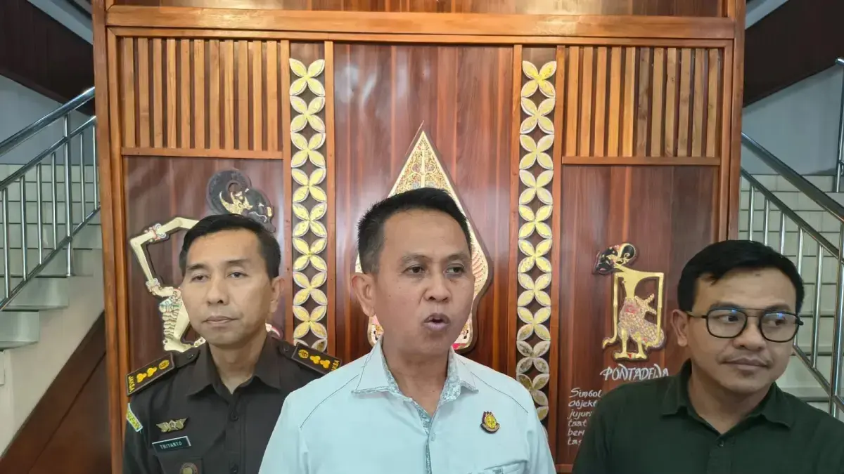 Kepala Kejari Solo Surpiyanto (tengah). (Foto: ANTONIUS CRISTIAN/RADAR SOLO)
