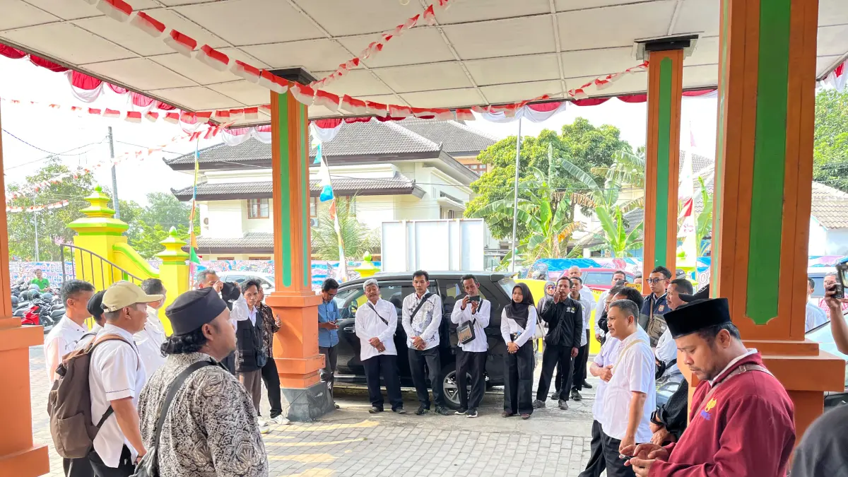 Puluhan dukuh di Kulon Progo berkumpul di Dinas PMKal Dalduk KB untuk meminta audiensi, Rabu (19/8).