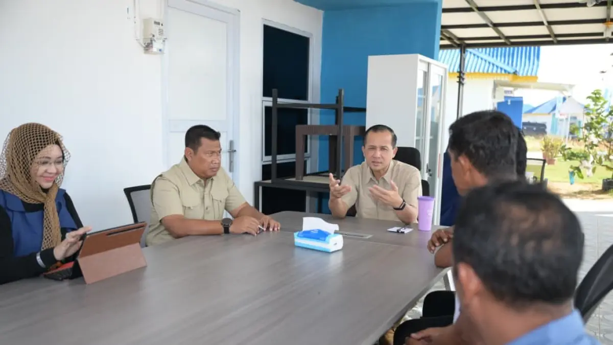 Suasana Diskusi Dr. Muhammad Iftitah Sulaiman Suryanagara (Menteri Transmigrasi Republik Indonesia) dan Rika Fatimah P.L., S.T., M.Sc., Ph.D. (Founder dan Konseptor G2R Tetrapreneur; Dosen FEB UGM) dengan Perwakilan Satuan Permukiman (SP) Tanjung Banon – Balerang