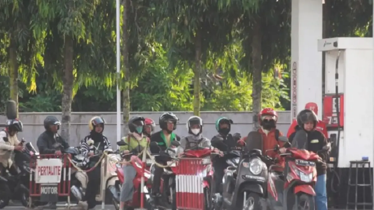 ANTRE: Masyarakat saat mengantre BBM. GUNTUR AGA TIRTANA/RADAR JOGJA
