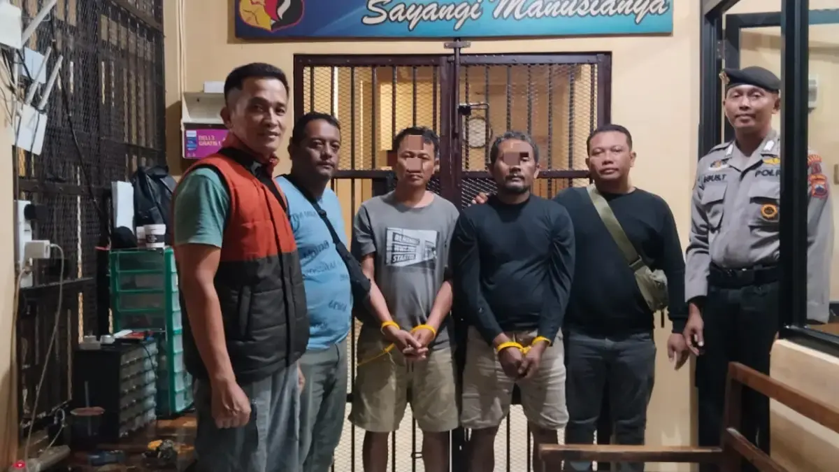 Joko Triyono alias Keple (tiga dari kanan) dan Sutrisno alias Tris alias Bronjong (tiga dari kiri) dibekuk anggota Polres Sragen. (ISTIMEWA)
&nbsp;