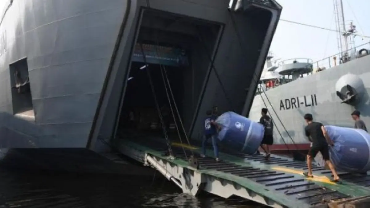 Kapal yang mengangkut bantuan logistik untuk korban gempa NTT. (Antara - M Risyal Hidayat)
