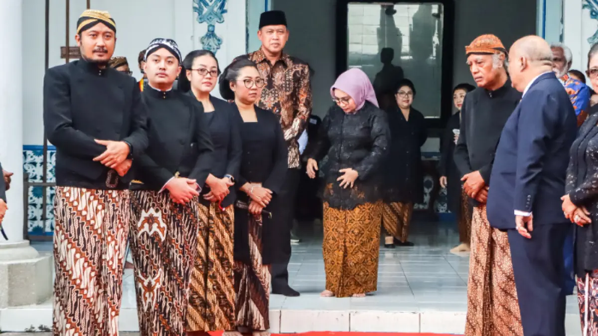 KGPH Hangabehi (paling kiri) dan KGPH Purbaya (dua dari kiri) berjejeran saat menyambut kedatangan Sri Sultan Yogyakarta di Keraton Kasunanan Surakarta (5/11) - solobalapan.jawapos.com