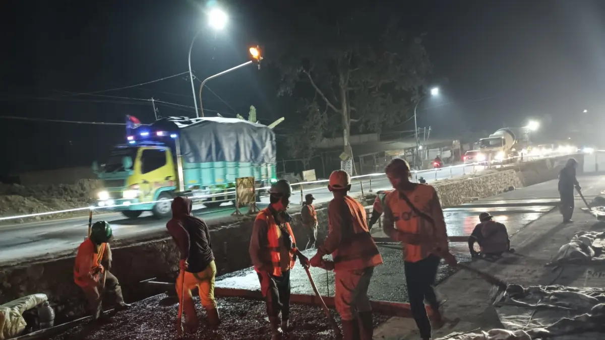 Pekerja fokus menyelesaikan pengerjaan beton di lokasi turunan curam Kalijambe yang berada di ruas Jalan Purworejo-Magelang. (M Hafied/Radar Jogja)