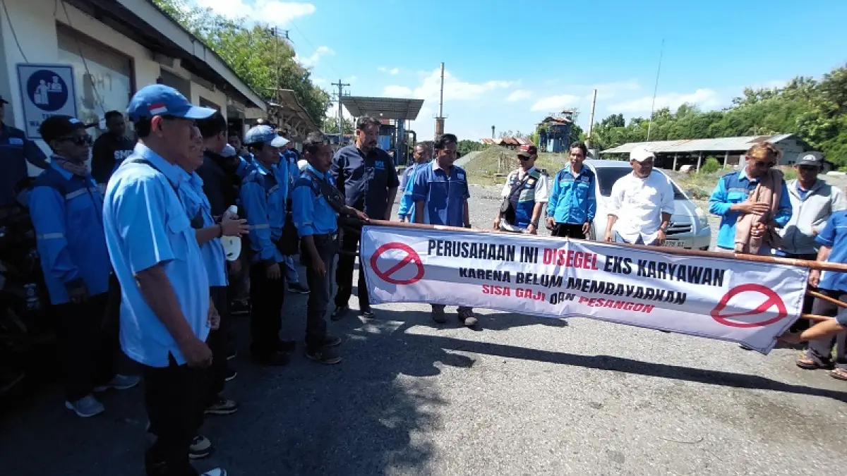 SEGEL: Karyawan PT.Selo Adikarto meluapkan kekesalan dengan mendatangi kantor sekaligus batching plan perusahaan. ANOM BAGASKORO/RADAR JOGJA