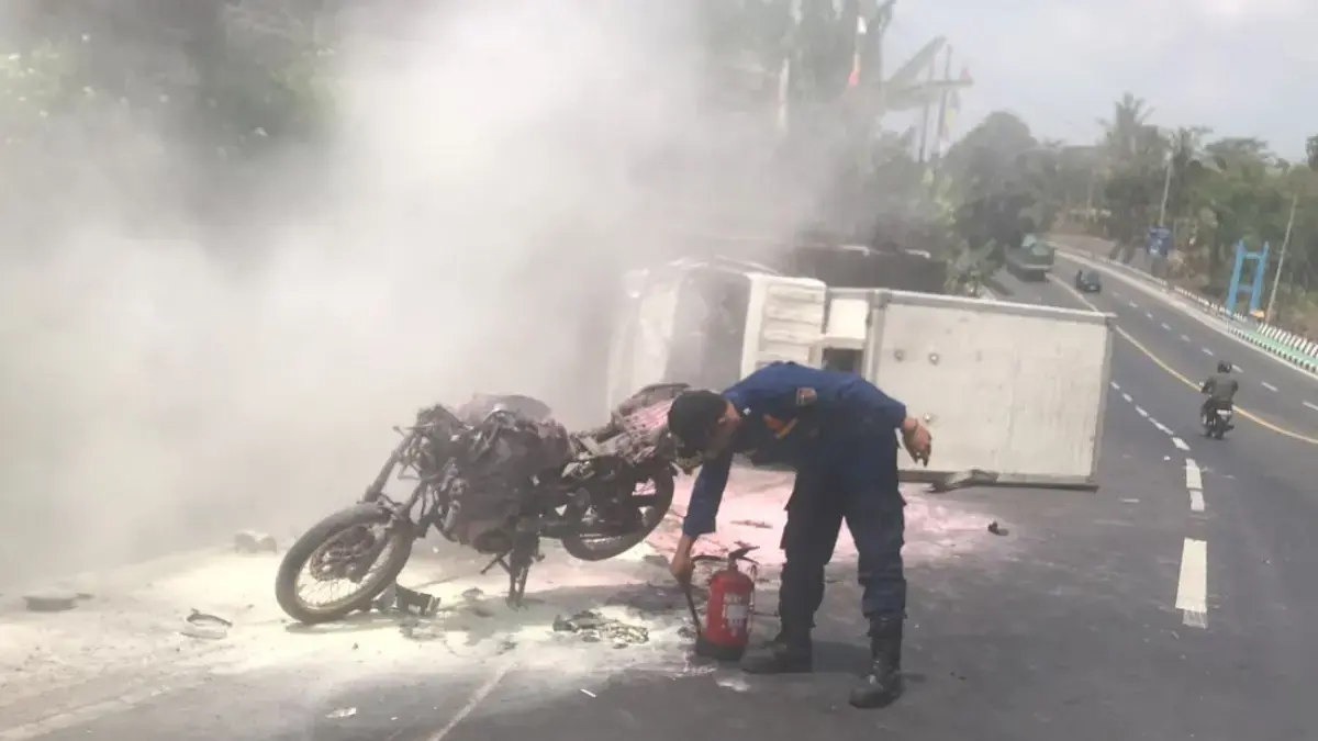 Sepeda motor terbakar setelah terlibat kecelakaan dengan mobil boks di Jalan Semarang-Solo, tepatnya di Dukuh Kenteng, Desa Sidomulyo, Kecamatan Ampel, Boyolali, Rabu (26/8). (ABDUL KHOFID/RADAR SOLO)