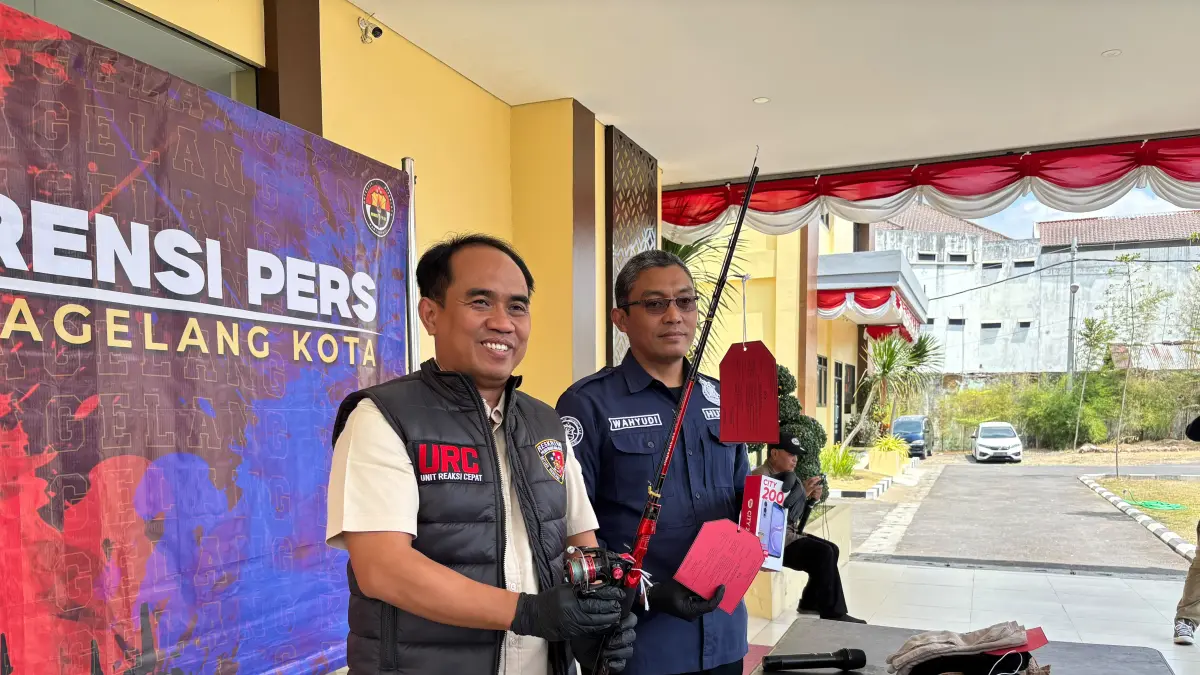 Kasat Reskrim Polres Magelang Kota saat menunjukkan barang bukti berupa pancing dan HP, Kamis (27/8).