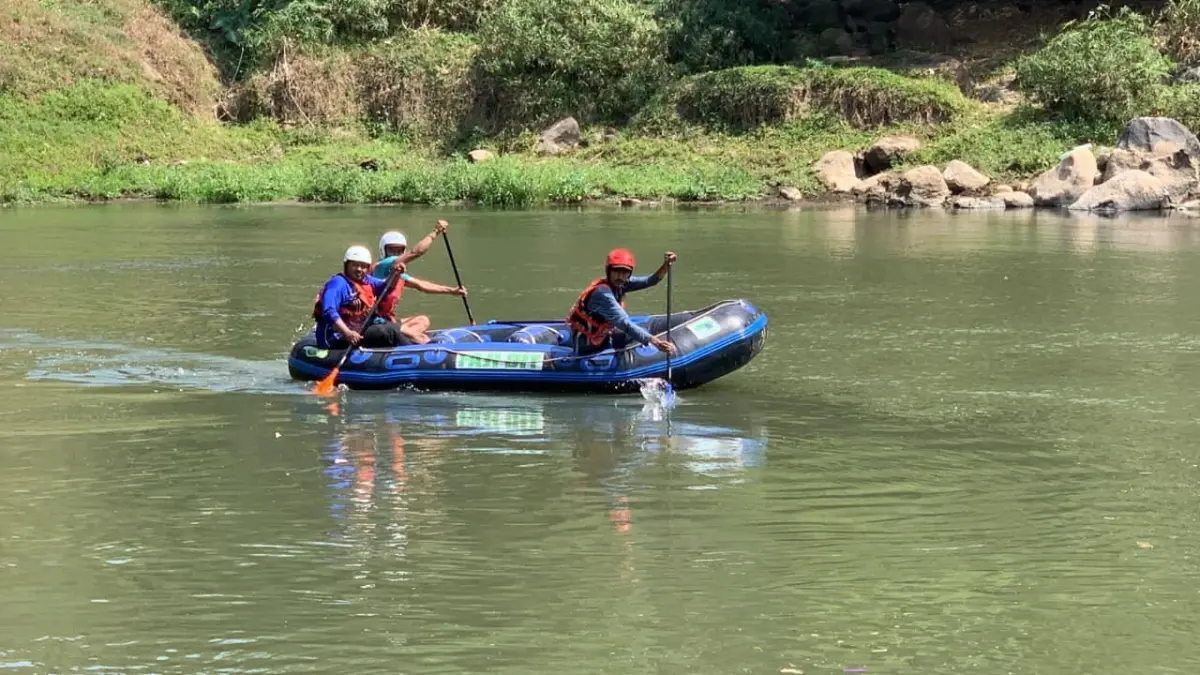 Peserta melakukan pengecekan arus di Kali Progo tepatnya di sekitar Gerbang Samudra Raksa.