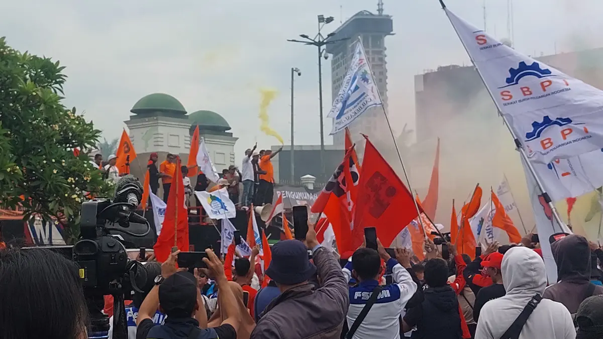 Ribuan buruh menggelar aksi di depan Gedung DPR/MPR RI, Kamis (28/8). (Ryandi Zahdomo/JawaPos.com)