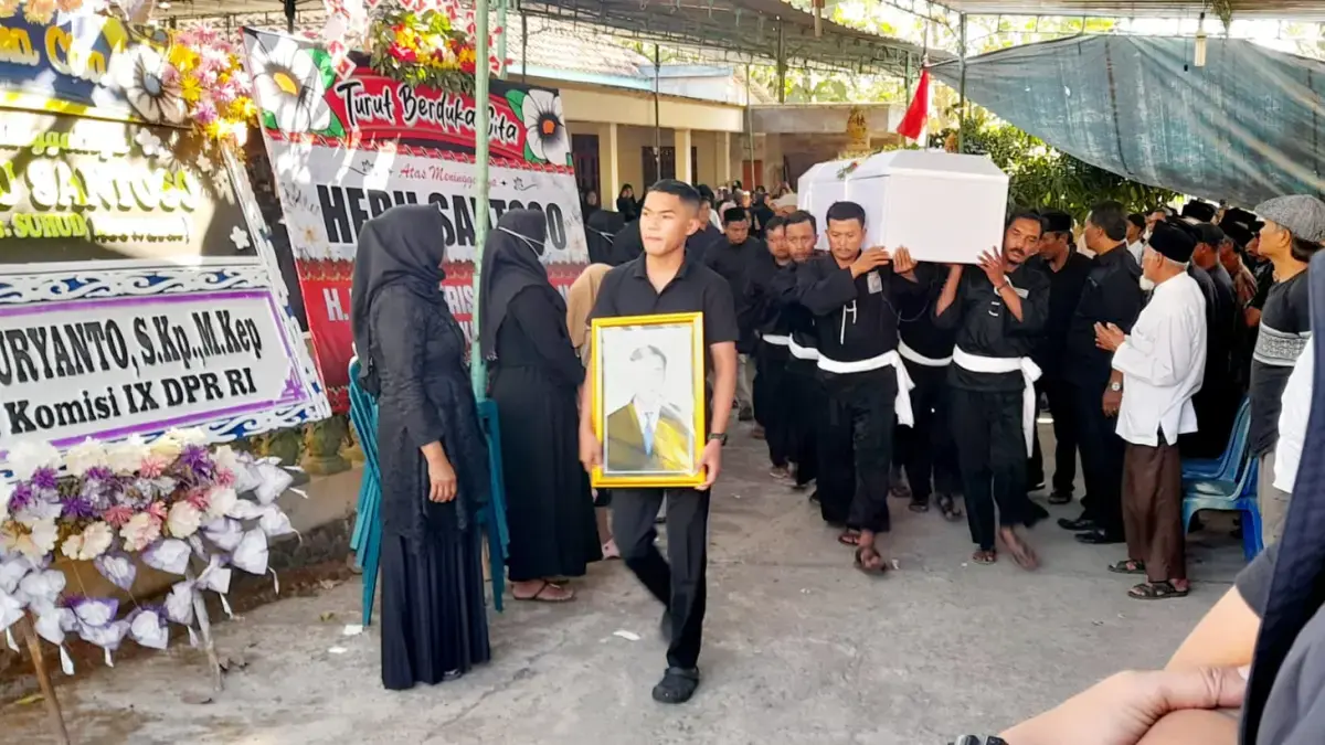 Jenazah Heru Santos, 24, dimakamkan di Kelurahan Gayamdompo, Kecamatan Karanganyar, Jumat (28/8).&nbsp;(Rudi Hartono/Radar Solo)