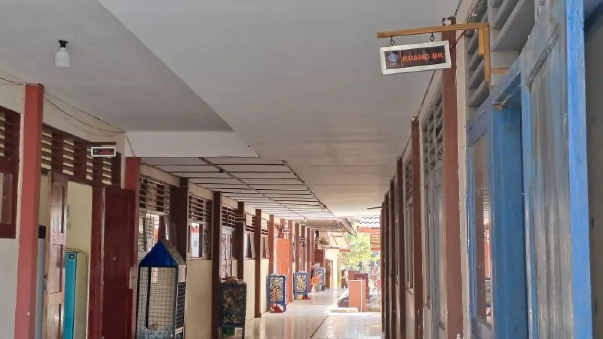 LENGANG: Lorong SMPN 3 Tanjungsari sepi saat aktivitas belajar mengajar berlangsung Jumat (28/8). (DZIKA FAJAR/RADAR PURWOREJO)
&nbsp;