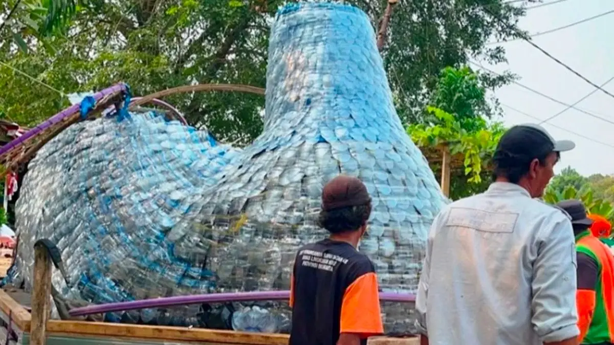 Petugas Unit Penanganan Sampah (UPS) Badan Air Kecamatan Kembangan, Jakarta Barat, membuat perahu hias dari 1.000 galon bekas dan sampah botol plastik dalam rangka Festival Cinta Lingkungan (Cilung) pada Oktober 2026 mendatang. — Sumber: ANTARA/HO-Pemkot Jakbar