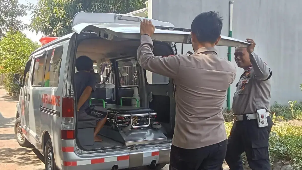 Proses evakuasi ODGJ di Desa Kebondalem Kidul, Kecamatan Prambanan, Klaten, Minggu (30/8). (Dok. Polsek Prambanan)